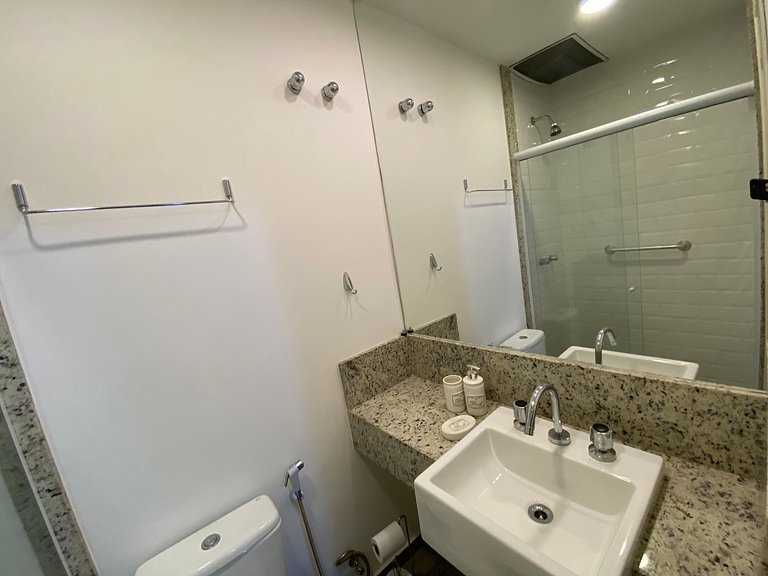Apartamento 2 Dormitorios Leblon 200m Playa Junto Malls 102