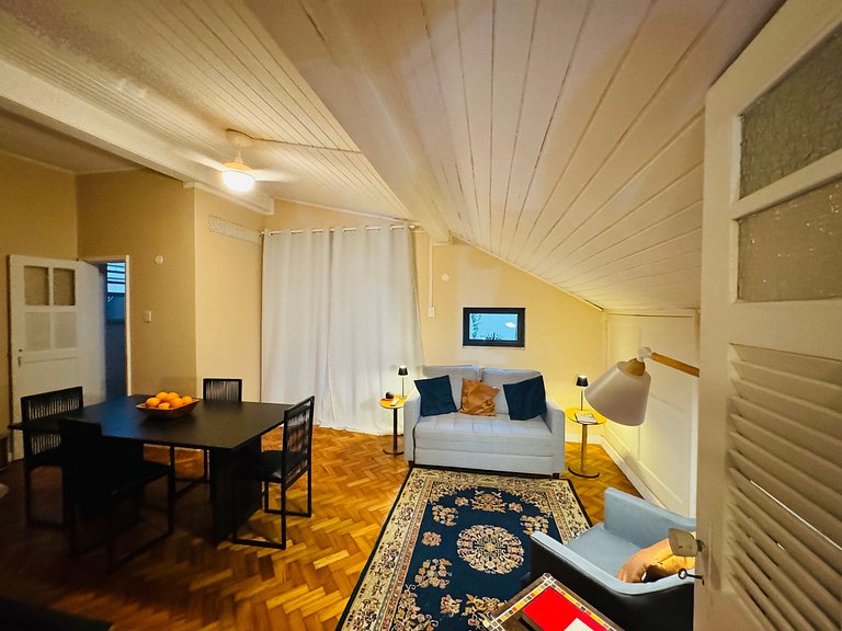 Apartamento tipo estudio con terraza y ducha compartidas.