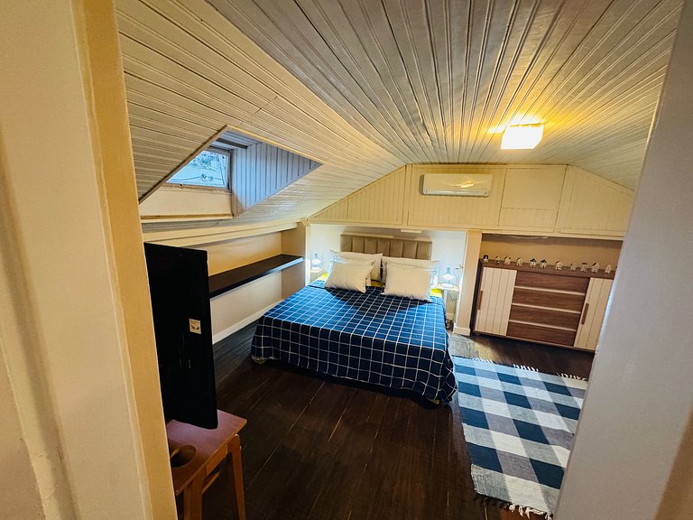 Apartamento tipo estudio con terraza y ducha compartidas.