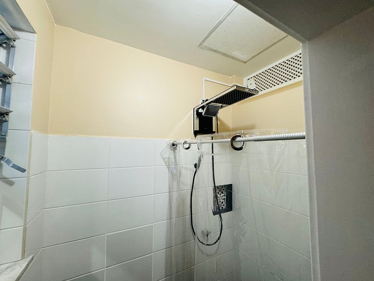 Apartamento tipo estudio con terraza y ducha compartidas.