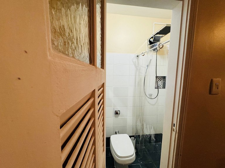 Estúdio com terraço compartilhado e chuveirão