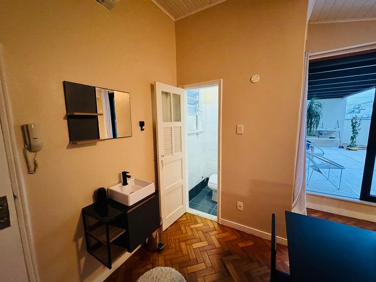 Apartamento tipo estudio con terraza y ducha compartidas.