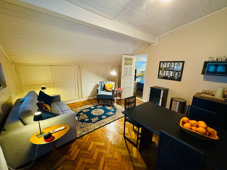 Apartamento tipo estudio con terraza y ducha compartidas.