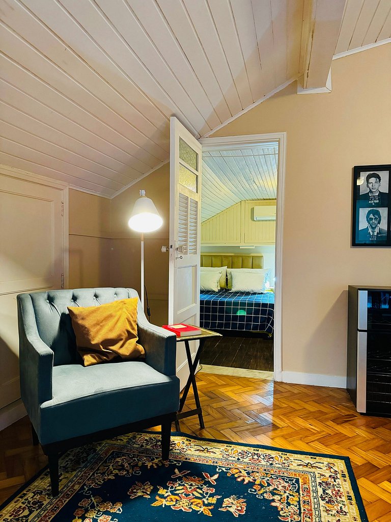 Apartamento tipo estudio con terraza y ducha compartidas.