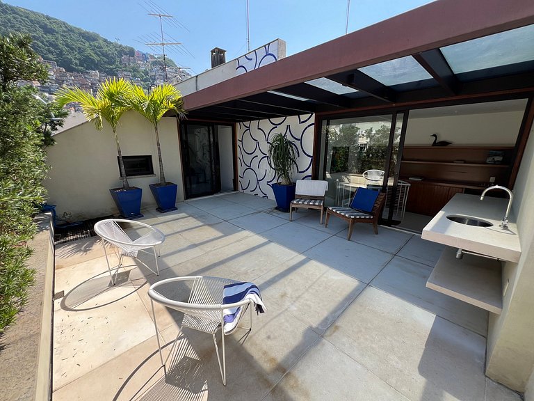 Apartamento tipo estudio con terraza y ducha compartidas.