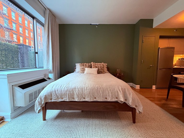 Cozy Studio Hells Kitchen Steps from Everything