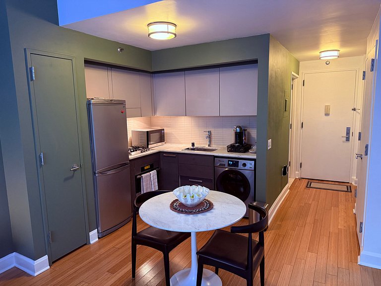 Cozy Studio Hells Kitchen Steps from Everything