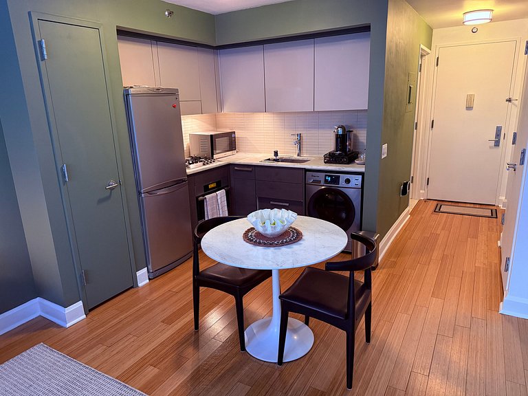 Cozy Studio Hells Kitchen Steps from Everything