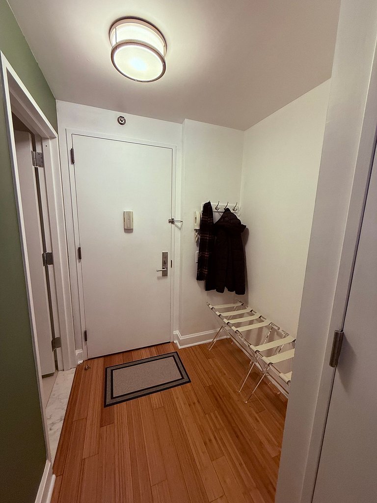 Cozy Studio Hells Kitchen Steps from Everything