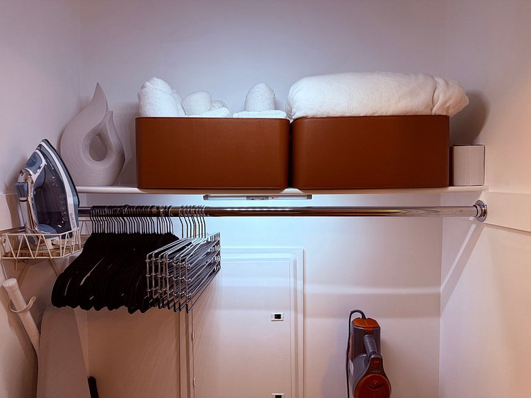 Cozy Studio Hells Kitchen Steps from Everything