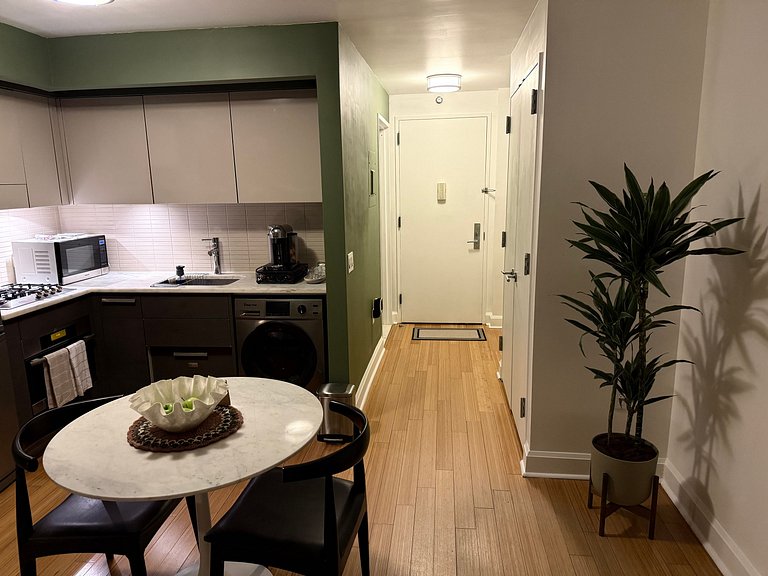 Cozy Studio Hells Kitchen Steps from Everything