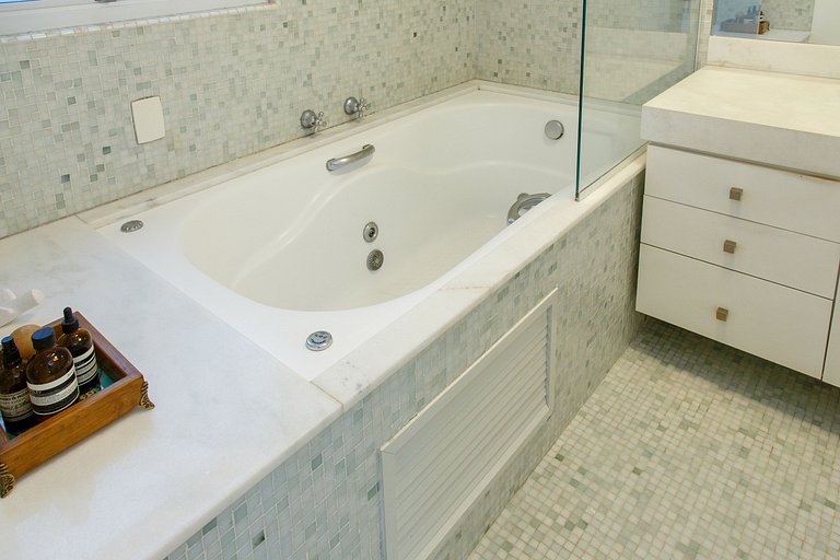 Andar alto 2 quartos, 140m2 perto Av Paulista